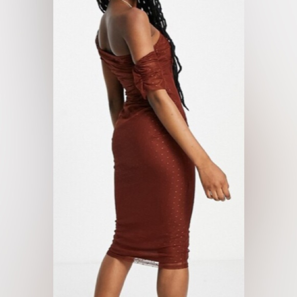 ASOS DESIGN - NEW - fallen shoulder ruched dobby mesh midi dress - Picture 4 of 12